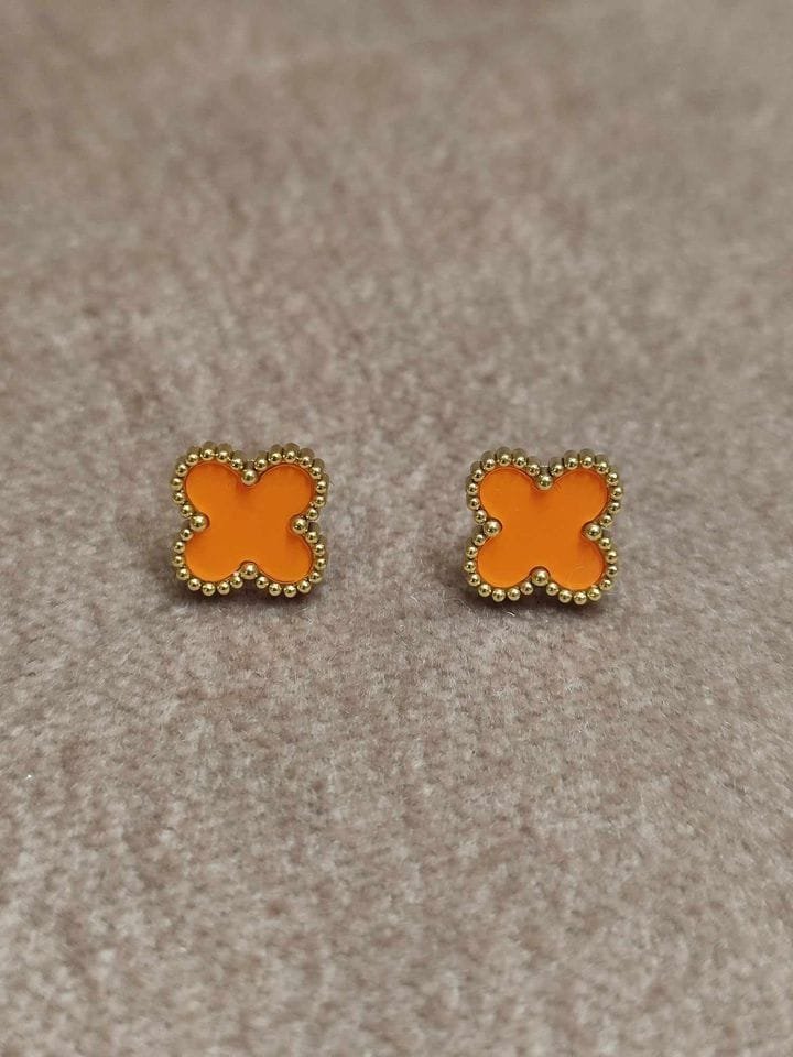 brincos trevo laranja