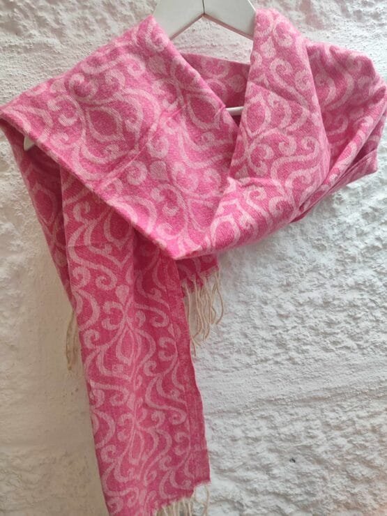 Echarpe creme e rosa fúchsia